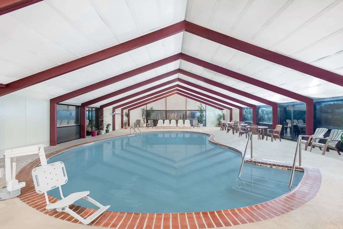 Imagen de la piscina del Hotel Howard Johnson By Wyndham Saugerties. Foto 20