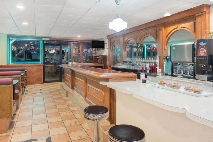 Imagen del bar/restaurante del Hotel Howard Johnson By Wyndham Saugerties. Foto 3