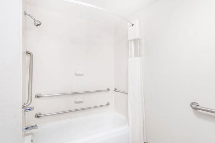 Imagen de la habitación del Hotel Howard Johnson By Wyndham Savannah Ga. Foto 7