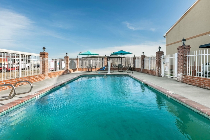 Imagen de la piscina del Hotel Howard Johnson By Wyndham Scott Lafayette. Foto 12