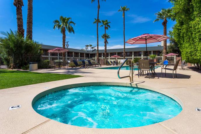 Imagen de la piscina del Hotel Howard Johnson By Wyndham Scottsdale Old Town. Foto 9