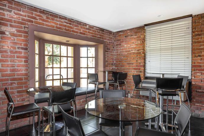 Imagen del bar/restaurante del Hotel Howard Johnson By Wyndham Scottsdale Old Town. Foto 2