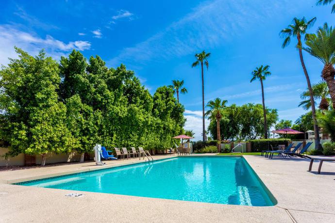 Imagen de la piscina del Hotel Howard Johnson By Wyndham Scottsdale Old Town. Foto 10