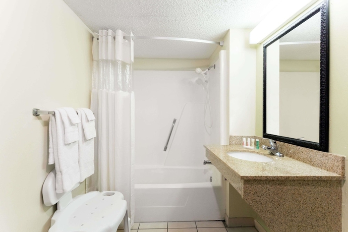 Imagen de la habitación del Hotel Howard Johnson By Wyndham Tallahassee. Foto 12