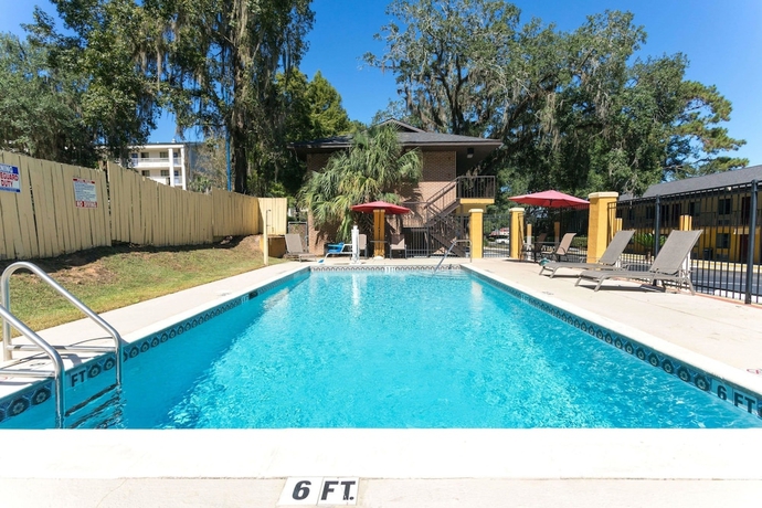 Imagen de la piscina del Hotel Howard Johnson By Wyndham Tallahassee. Foto 18