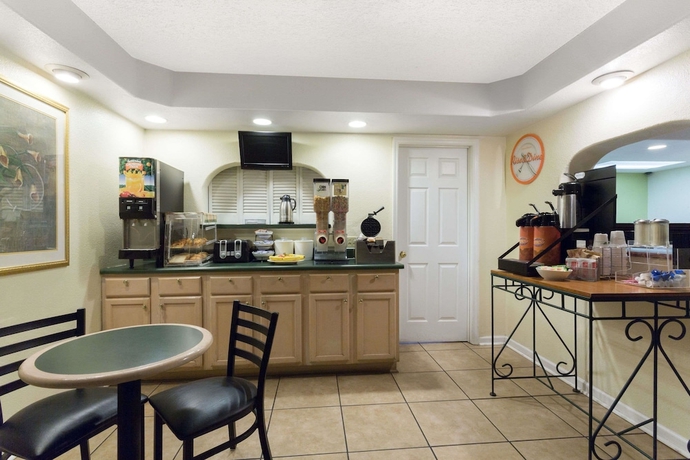 Imagen del bar/restaurante del Hotel Howard Johnson By Wyndham Tallahassee. Foto 3