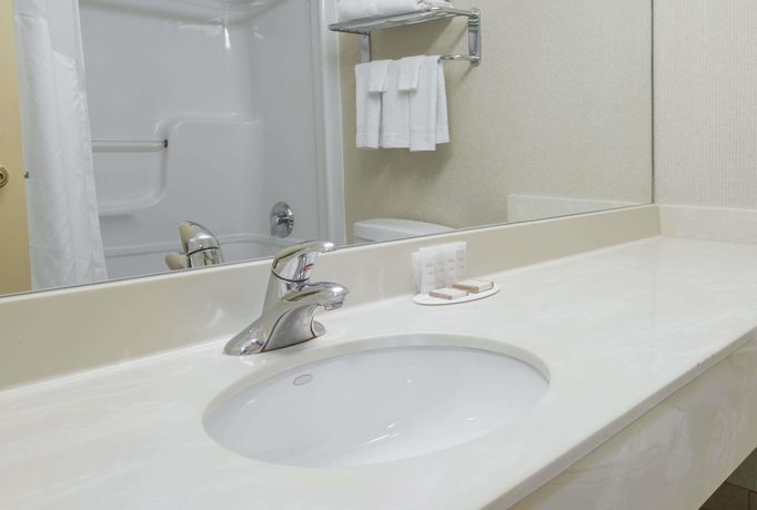 Imagen de la habitación del Hotel Howard Johnson By Wyndham Toronto Downtown West. Foto 9