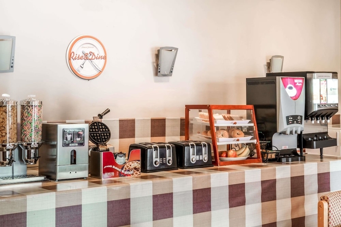 Imagen del bar/restaurante del Hotel Howard Johnson By Wyndham Toronto Downtown West. Foto 4