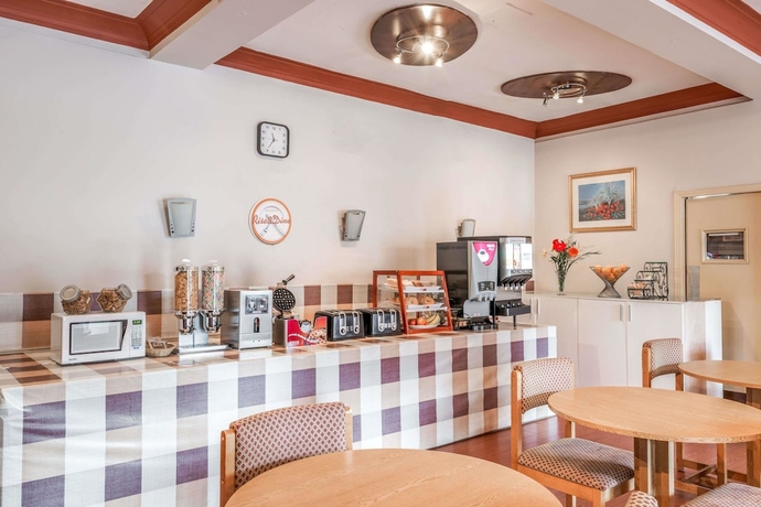 Imagen del bar/restaurante del Hotel Howard Johnson By Wyndham Toronto Downtown West. Foto 5