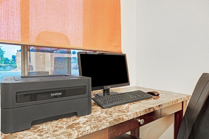 Imagen de los interiores del Hotel Howard Johnson By Wyndham Torrance. Foto 11