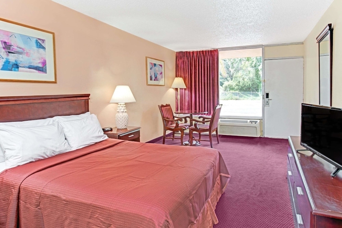 Imagen de la habitación del Hotel Howard Johnson By Wyndham Tropical Palms Kissimmee. Foto 3