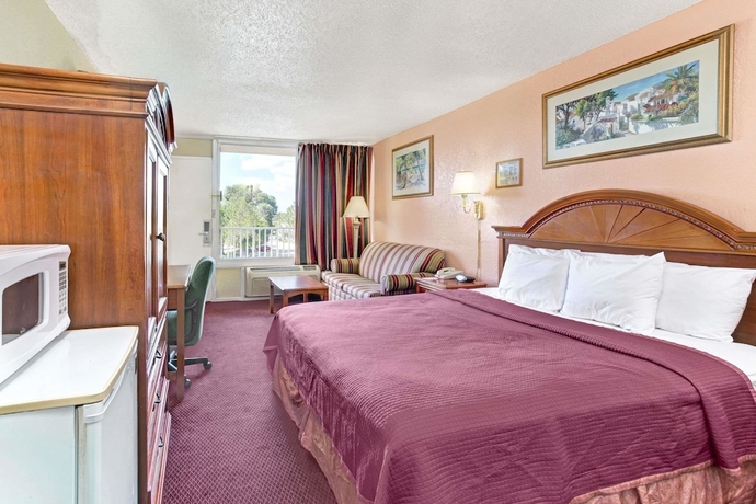Imagen de la habitación del Hotel Howard Johnson By Wyndham Tropical Palms Kissimmee. Foto 7