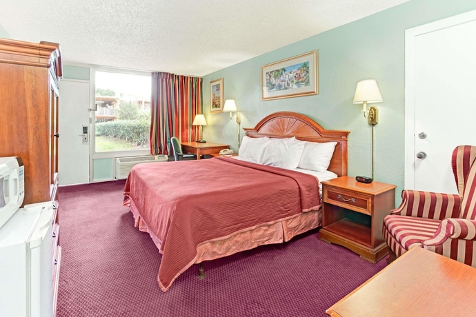 Imagen de la habitación del Hotel Howard Johnson By Wyndham Tropical Palms Kissimmee. Foto 9