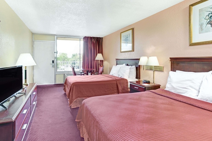 Imagen de la habitación del Hotel Howard Johnson By Wyndham Tropical Palms Kissimmee. Foto 11