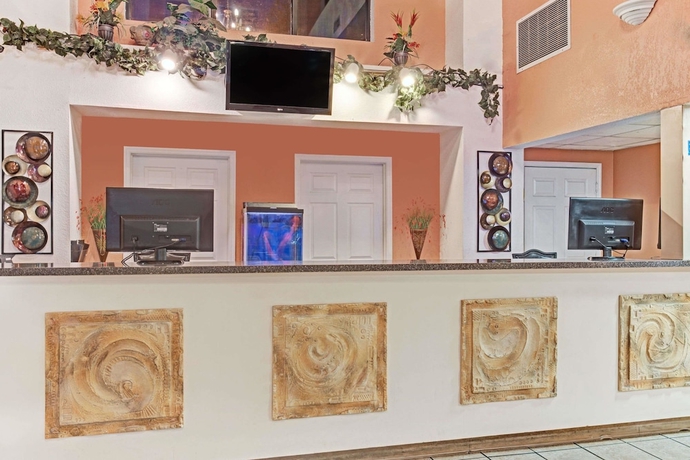 Imagen de los interiores del Hotel Howard Johnson By Wyndham Tropical Palms Kissimmee. Foto 17