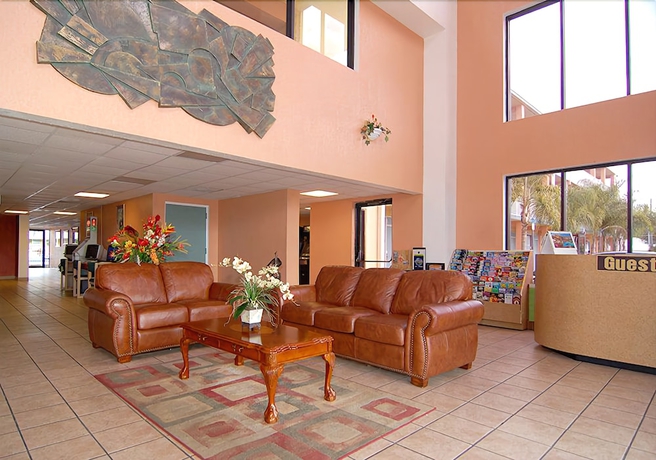 Imagen de los interiores del Hotel Howard Johnson By Wyndham Tropical Palms Kissimmee. Foto 18