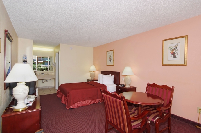 Imagen de la habitación del Hotel Howard Johnson By Wyndham Tropical Palms Kissimmee. Foto 12