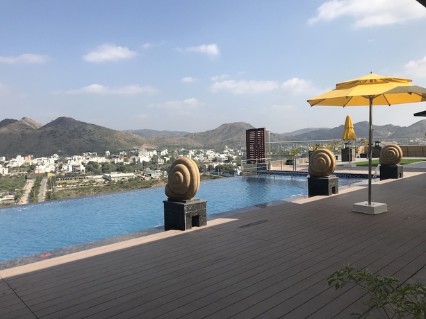 Imagen de la piscina del Hotel Howard Johnson By Wyndham Udaipur Roop Nagar. Foto 17