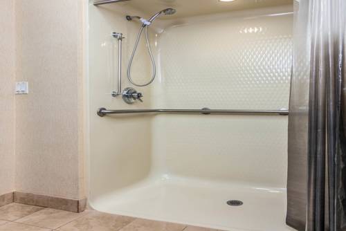 Imagen de la habitación del Hotel Howard Johnson By Wyndham Vancouver & Suites. Foto 5