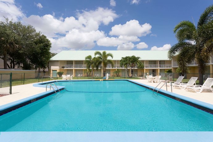 Imagen de la piscina del Hotel Howard Johnson By Wyndham Vero Beach / Downtown. Foto 15