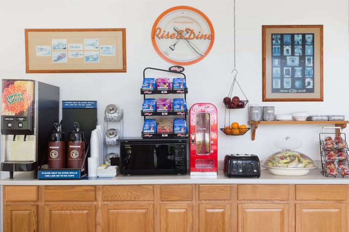 Imagen del bar/restaurante del Hotel Howard Johnson By Wyndham Vero Beach / Downtown. Foto 2