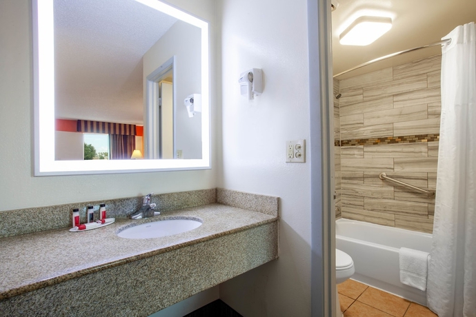 Imagen de la habitación del Hotel Howard Johnson By Wyndham Vero Beach/i-95. Foto 12