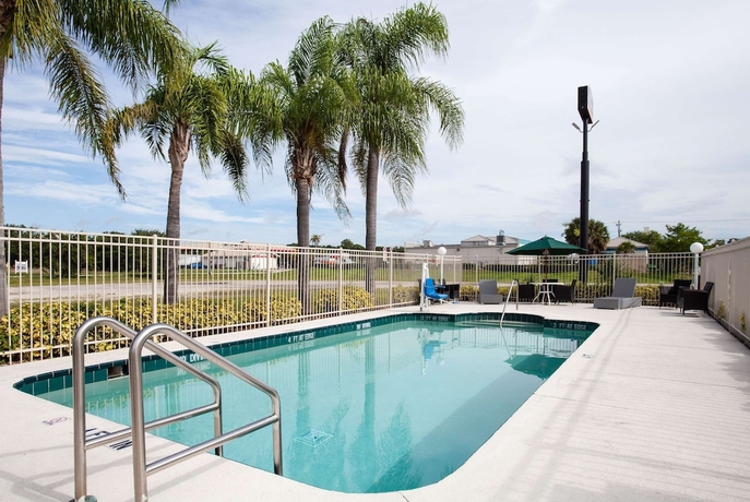 Imagen de la piscina del Hotel Howard Johnson By Wyndham Vero Beach/i-95. Foto 18