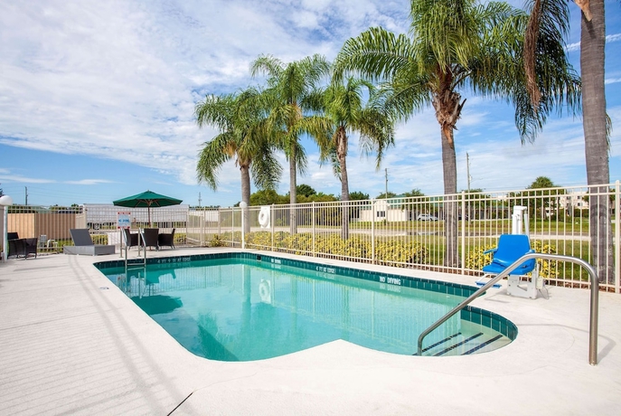 Imagen de la piscina del Hotel Howard Johnson By Wyndham Vero Beach/i-95. Foto 19