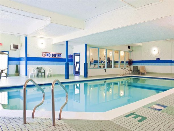 Imagen de la piscina del Hotel Howard Johnson By Wyndham Victoria. Foto 5
