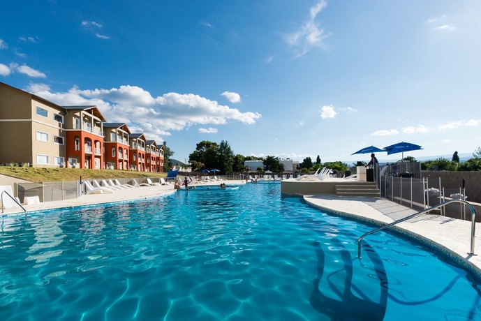 Imagen de la piscina del Hotel Howard Johnson By Wyndham Villa Carlos Paz. Foto 17