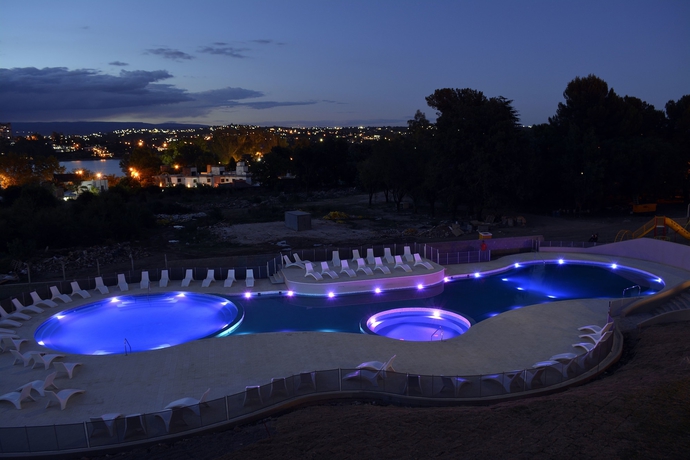 Imagen de la piscina del Hotel Howard Johnson By Wyndham Villa Carlos Paz. Foto 18