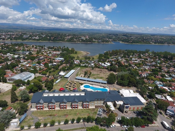 Imagen de los exteriores del Hotel Howard Johnson By Wyndham Villa Carlos Paz. Foto 13