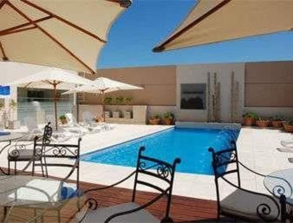 Imagen de la piscina del Hotel Howard Johnson By Wyndham Villa Maria Casino. Foto 17
