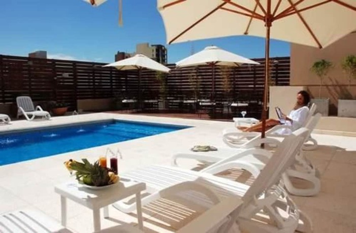 Imagen de la piscina del Hotel Howard Johnson By Wyndham Villa Maria Casino. Foto 18