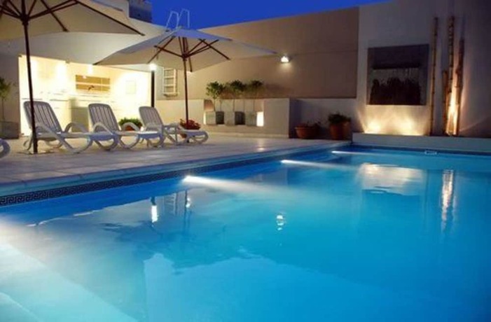 Imagen de la piscina del Hotel Howard Johnson By Wyndham Villa Maria Casino. Foto 19