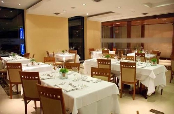 Imagen del bar/restaurante del Hotel Howard Johnson By Wyndham Villa Maria Casino. Foto 6