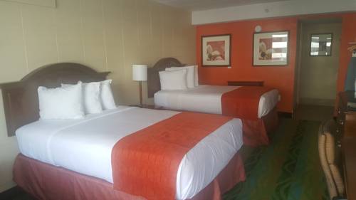 Imagen de la habitación del Hotel Howard Johnson By Wyndham Virginia Beach At The Beach. Foto 1