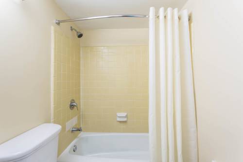 Imagen de la habitación del Hotel Howard Johnson By Wyndham Virginia Beach At The Beach. Foto 8