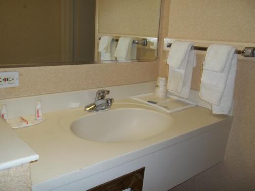 Imagen de la habitación del Hotel Howard Johnson By Wyndham Virginia Beach. Foto 8