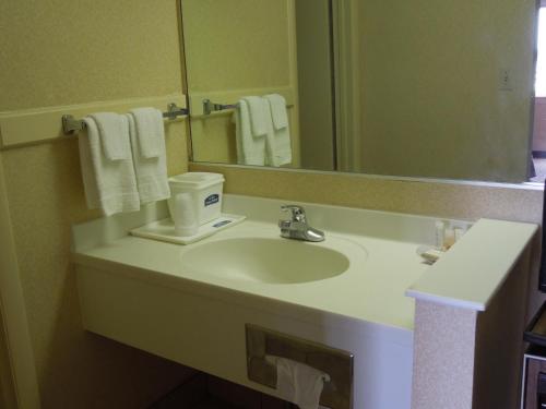 Imagen de la habitación del Hotel Howard Johnson By Wyndham Virginia Beach. Foto 11