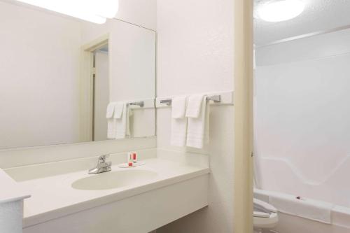 Imagen de la habitación del Hotel Howard Johnson By Wyndham Virginia Beach. Foto 14