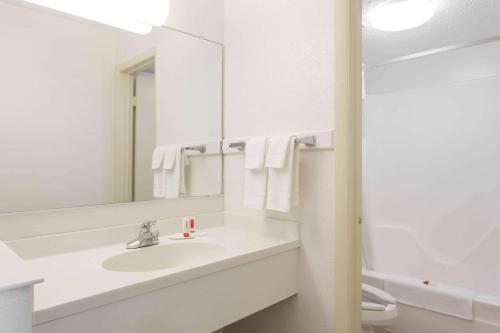 Imagen de la habitación del Hotel Howard Johnson By Wyndham Virginia Beach. Foto 15