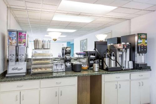 Imagen del bar/restaurante del Hotel Howard Johnson By Wyndham Virginia Beach. Foto 5