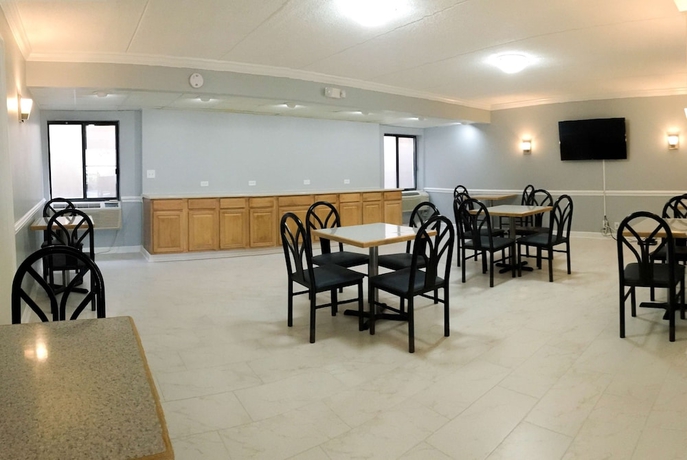 Imagen del bar/restaurante del Hotel Howard Johnson By Wyndham Waukegan Great Lakes. Foto 6