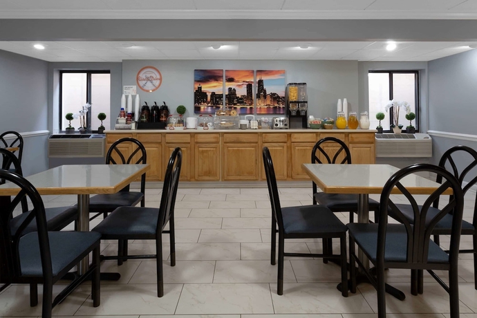 Imagen del bar/restaurante del Hotel Howard Johnson By Wyndham Waukegan Great Lakes. Foto 7