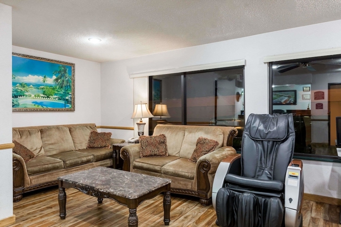 Imagen de los interiores del Hotel Howard Johnson By Wyndham Wichita Airport. Foto 14