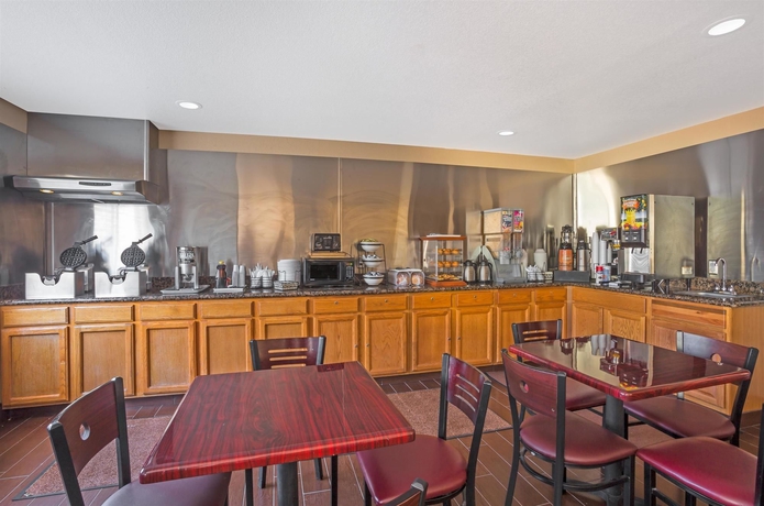 Imagen del bar/restaurante del Hotel Howard Johnson By Wyndham Williams. Foto 3