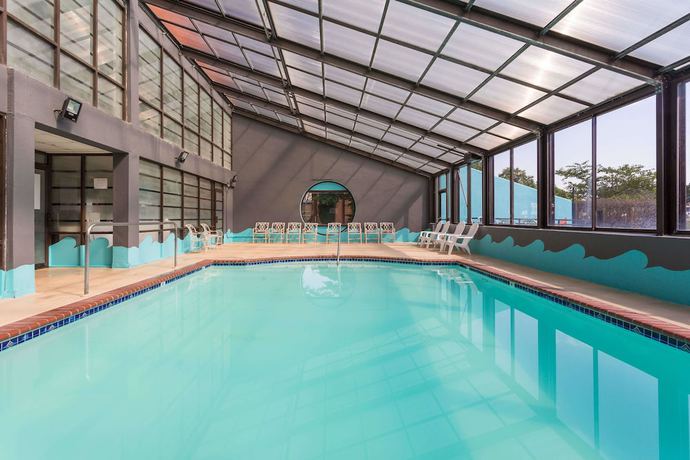 Imagen de la piscina del Hotel Howard Johnson By Wyndham Williamsburg. Foto 15