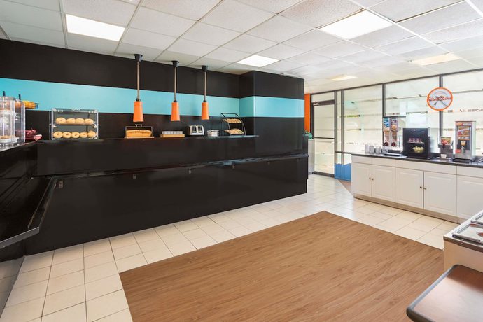 Imagen del bar/restaurante del Hotel Howard Johnson By Wyndham Williamsburg. Foto 2