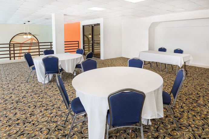Imagen de los interiores del Hotel Howard Johnson By Wyndham Williamsburg. Foto 12